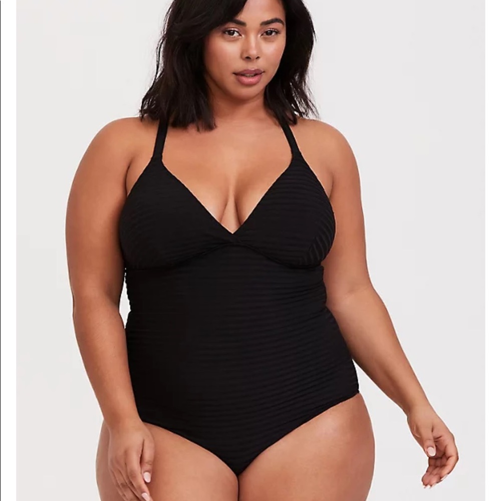 BLACK WIRELESS ONE-PIECE SWIMSUIT